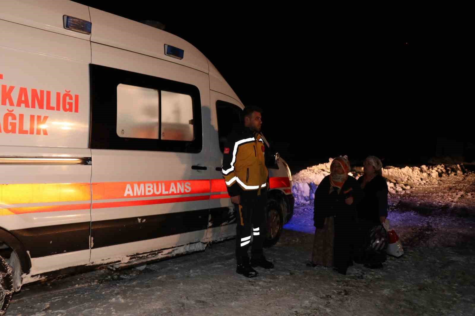 Yolu karla kapanan ve elektrikleri kesik olan köyde oksijensiz kalan hastanın imdadına yetiştiler
