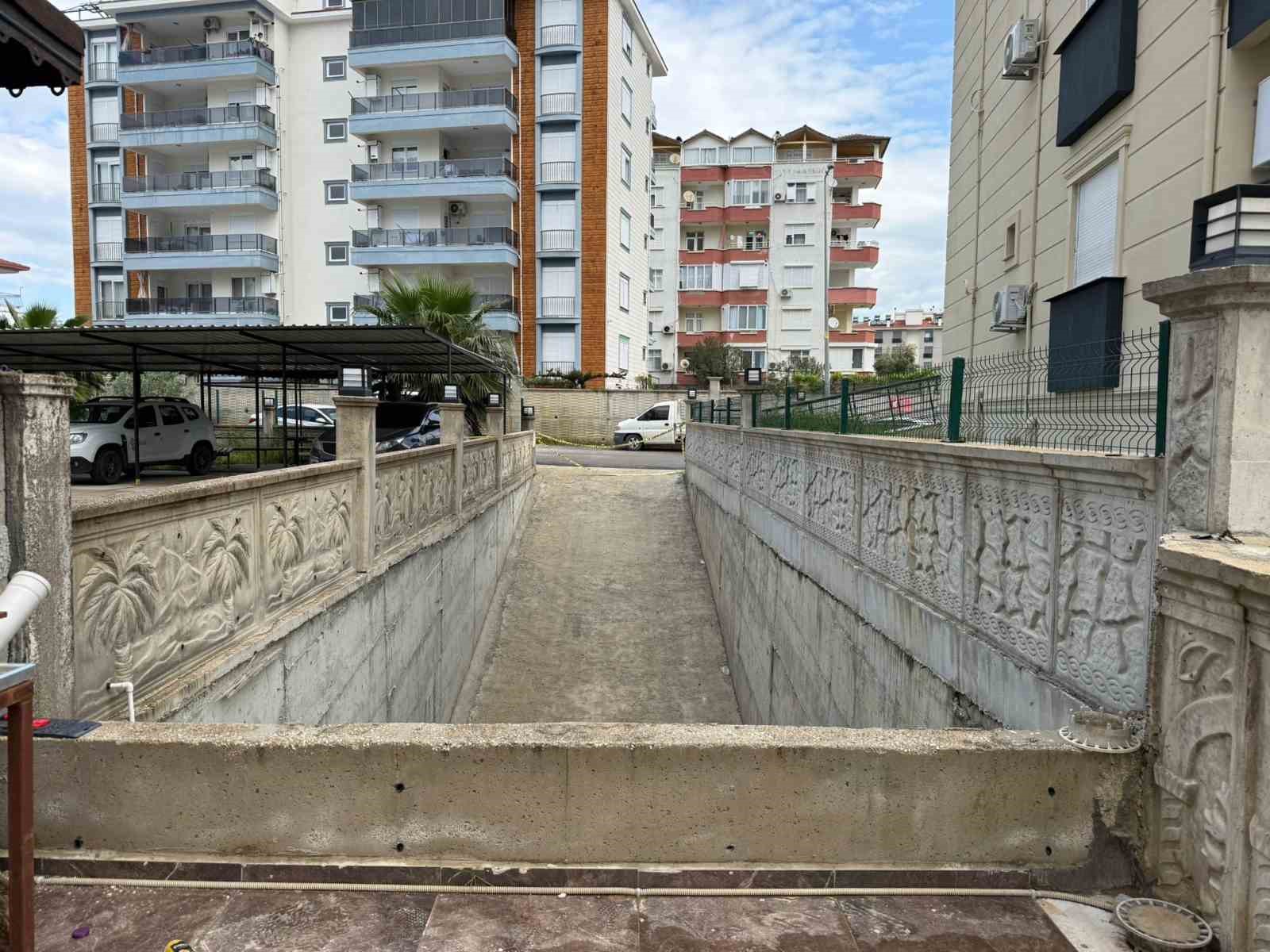Yolu kısaltmak isterken  apartman boşluğuna düşerek hayatını kaybetti
