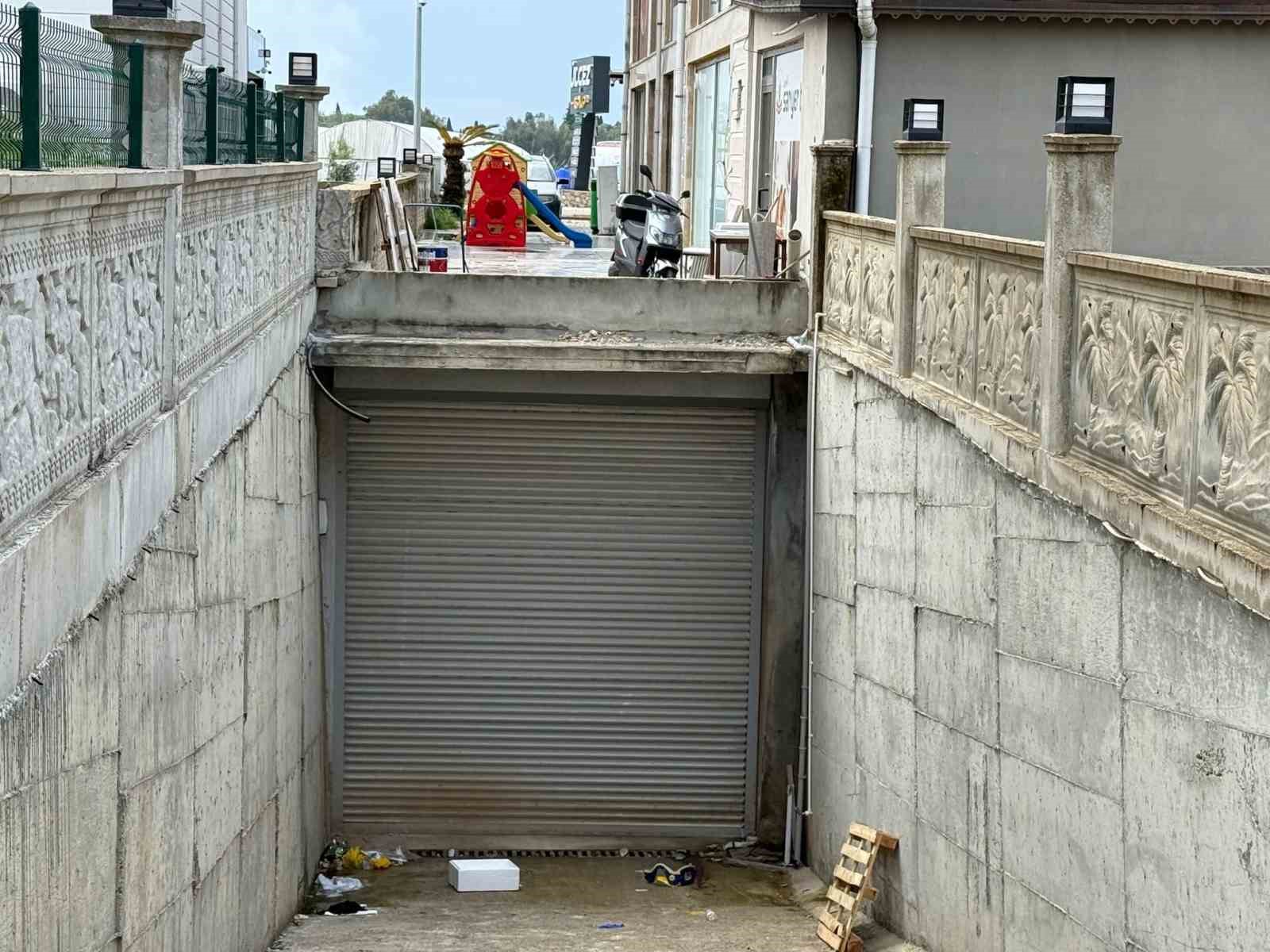 Yolu kısaltmak isterken  apartman boşluğuna düşerek hayatını kaybetti
