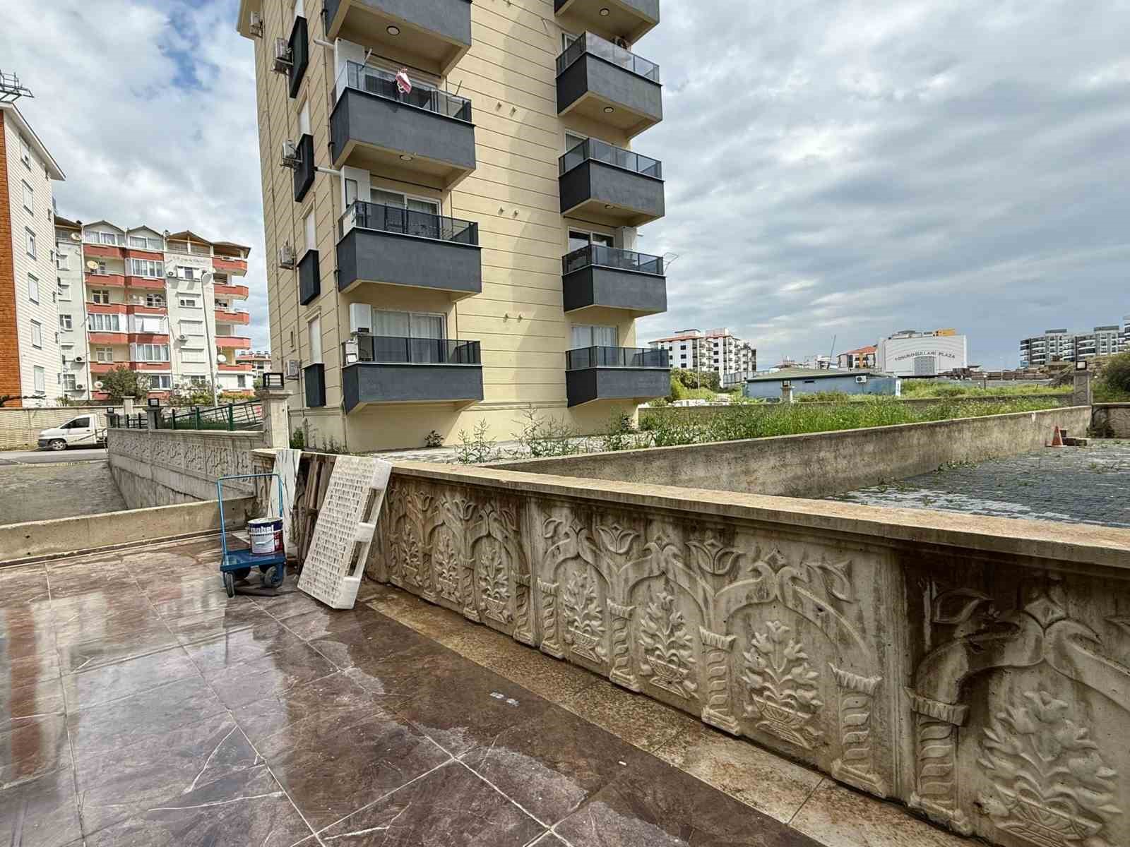 Yolu kısaltmak isterken  apartman boşluğuna düşerek hayatını kaybetti
