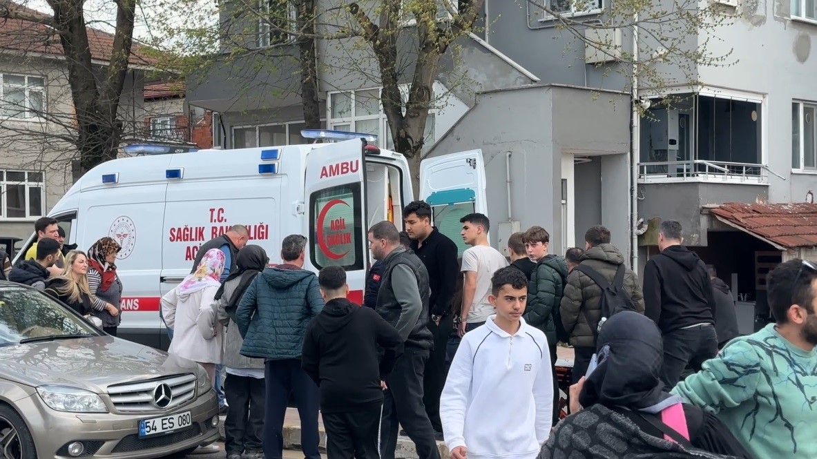 Yolun karşı tarafına geçmeye çalışan 9 yaşındaki çocuğa otomobil çarptı
