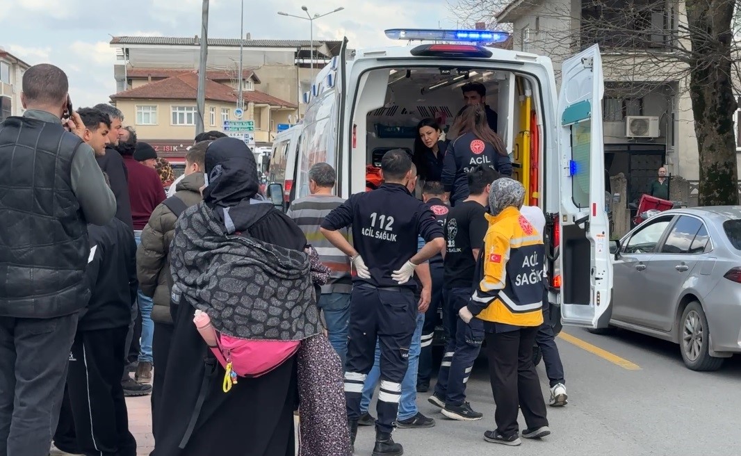 Yolun karşı tarafına geçmeye çalışan 9 yaşındaki çocuğa otomobil çarptı
