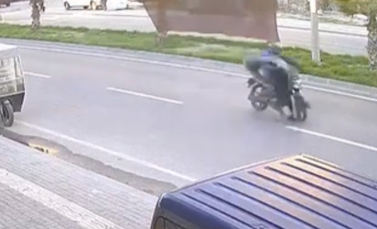 Yolun karşısına geçerken motosikletin çarptığı bir kişi yaralandı
