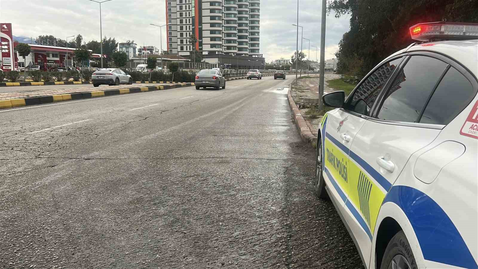 Yolun karşısına geçerken otomobilin çarptığı adam öldü
