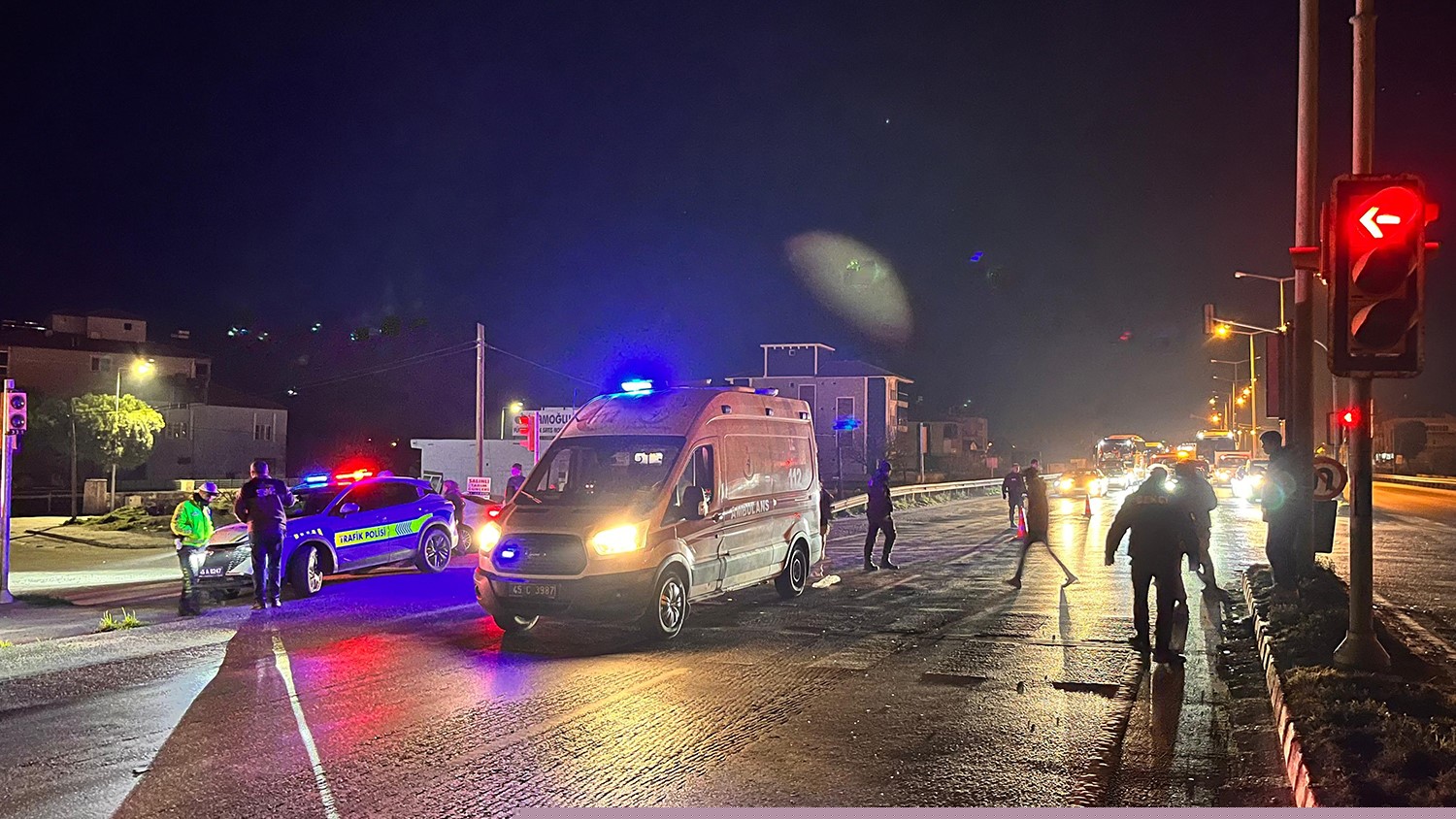 Yolun karşısına geçmek isteyen yaşlı kadına otomobil çarptı
