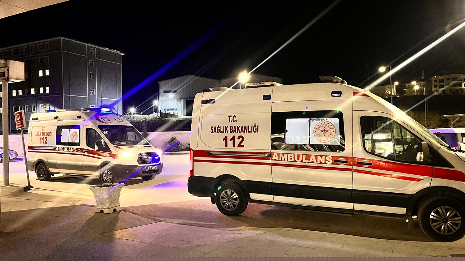 Yolun karşısına geçmek isteyen yaşlı kadına otomobil çarptı
