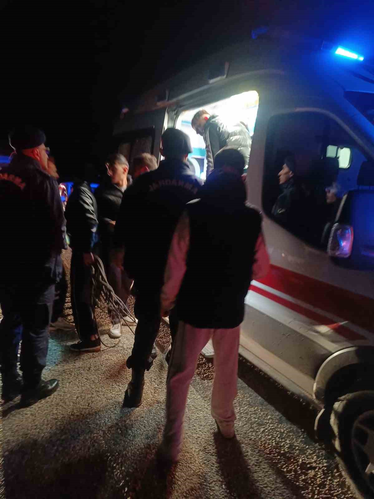 Yolunu kaybetti, aracıyla çayı geçmeye çalışırken suda mahsur kaldı
