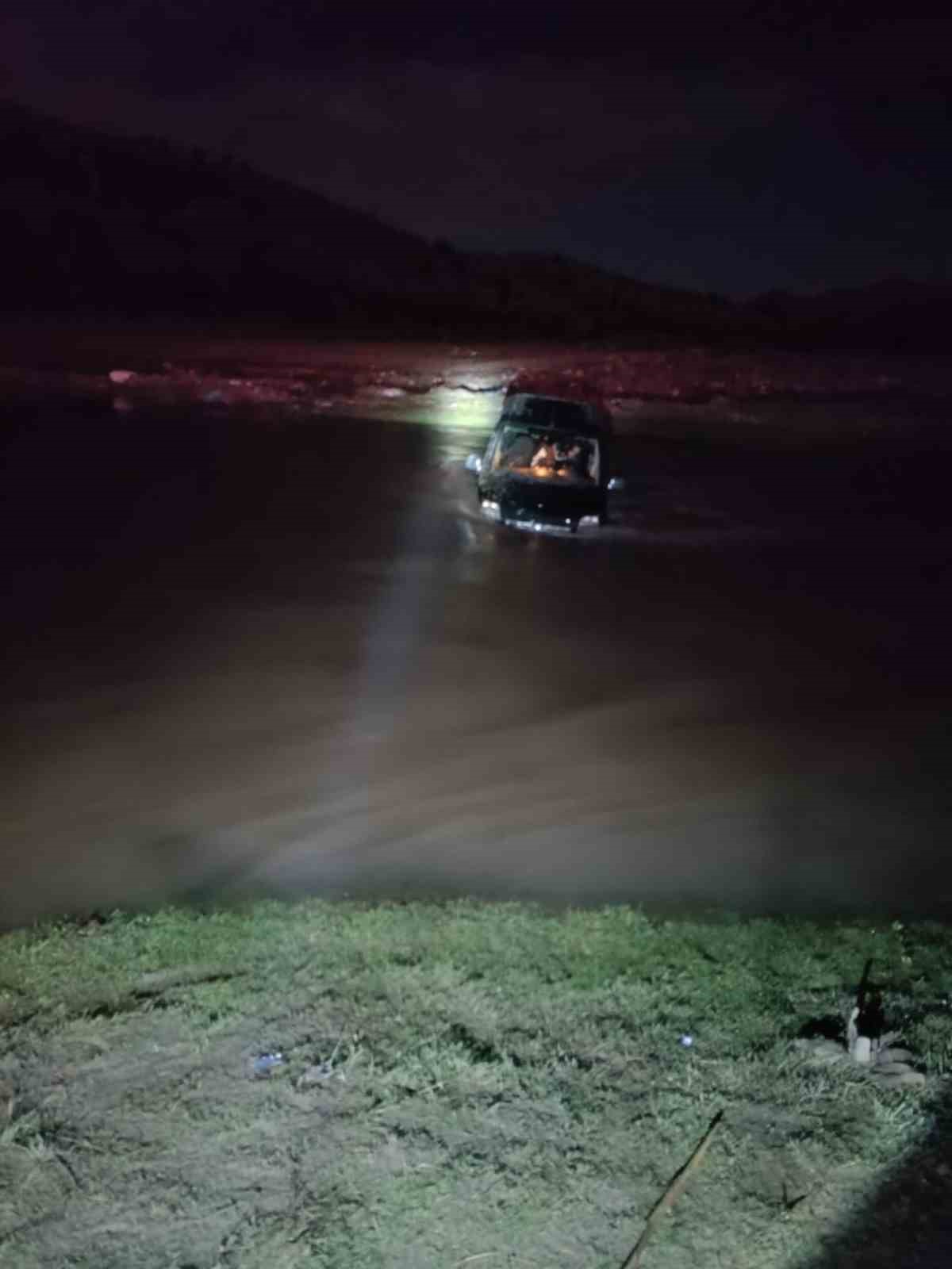 Yolunu kaybetti, aracıyla çayı geçmeye çalışırken suda mahsur kaldı
