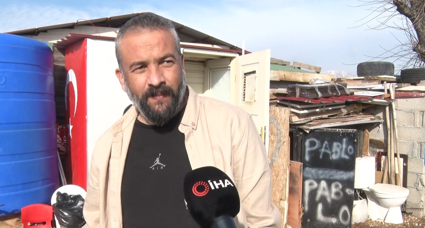 Yolunu şaşıran kuğu, Ankara’da bir evin bahçesine düştü
