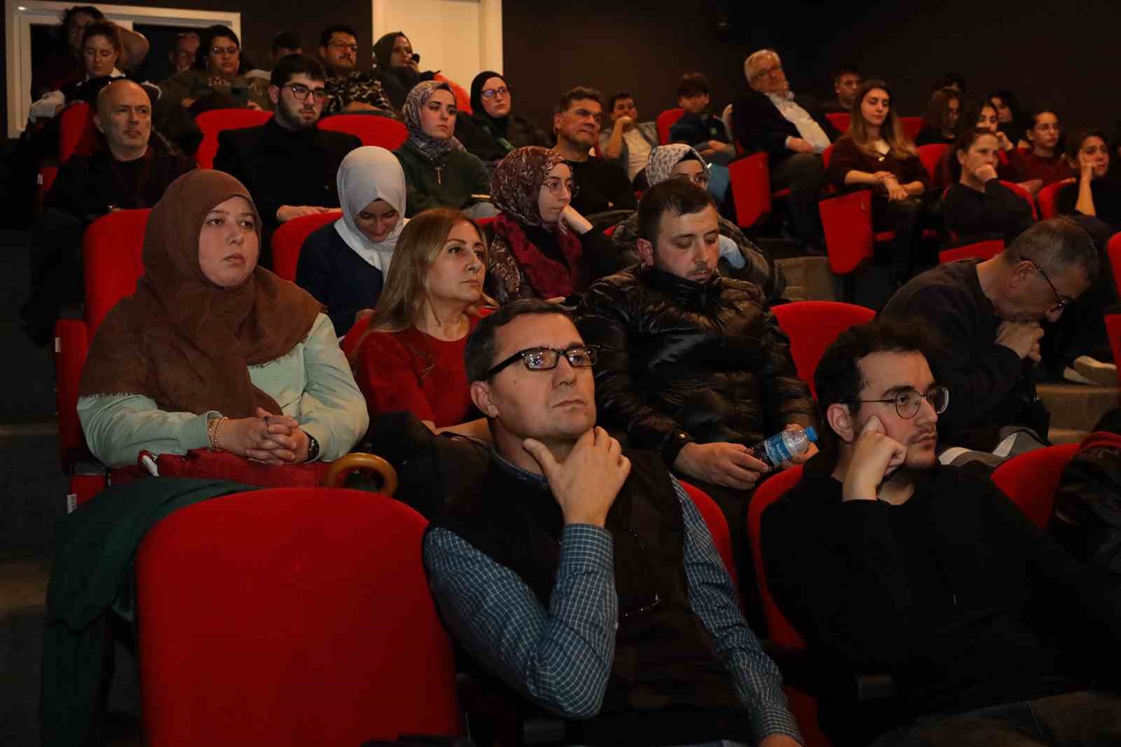 Yönetmen Vuslat Saraçoğlu Sakarya’da sinemaseverlerle buluştu
