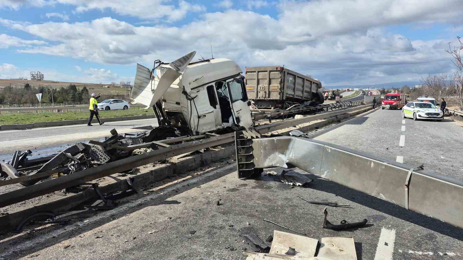 Yönlendirme tabelasına çarpan tırın ön kabini koptu: 1 yaralı
