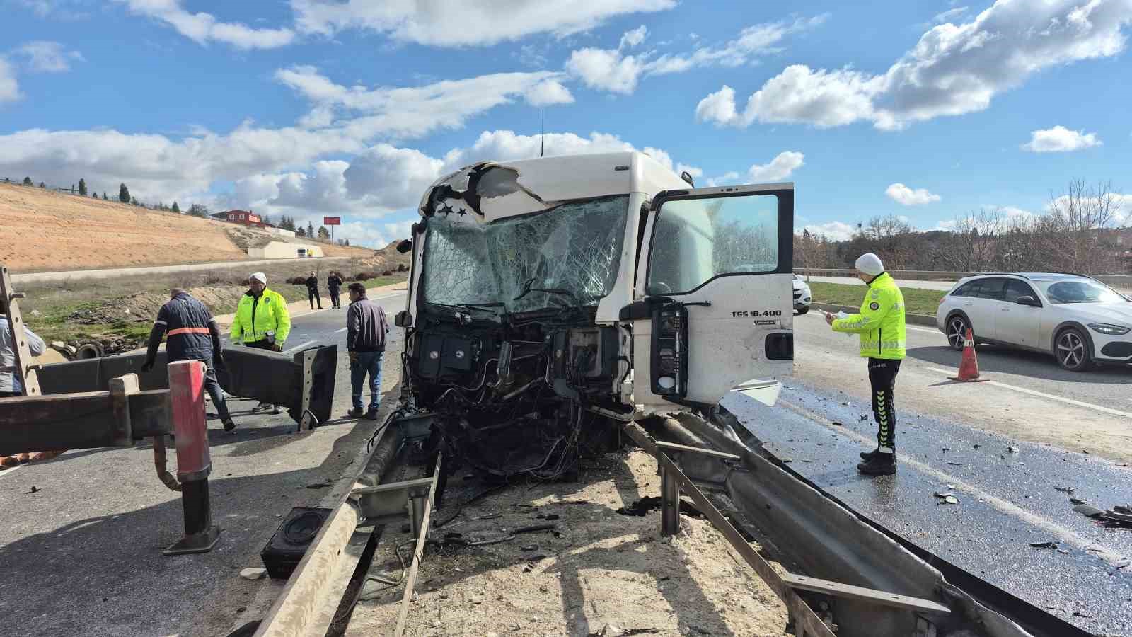 Yönlendirme tabelasına çarpan tırın ön kabini koptu: 1 yaralı
