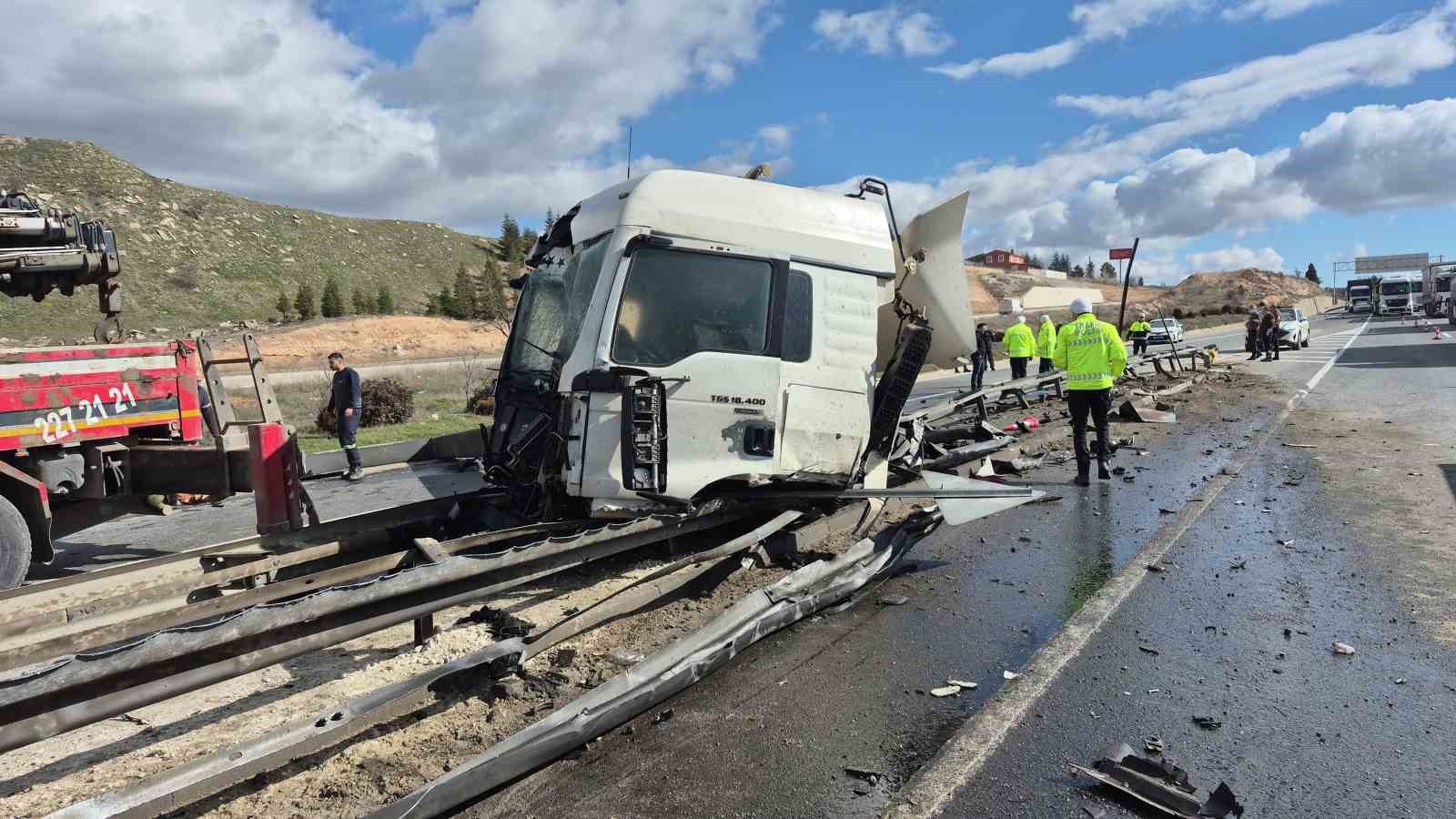Yönlendirme tabelasına çarpan tırın ön kabini koptu: 1 yaralı
