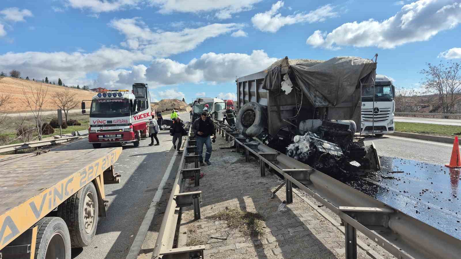 Yönlendirme tabelasına çarpan tırın ön kabini koptu: 1 yaralı
