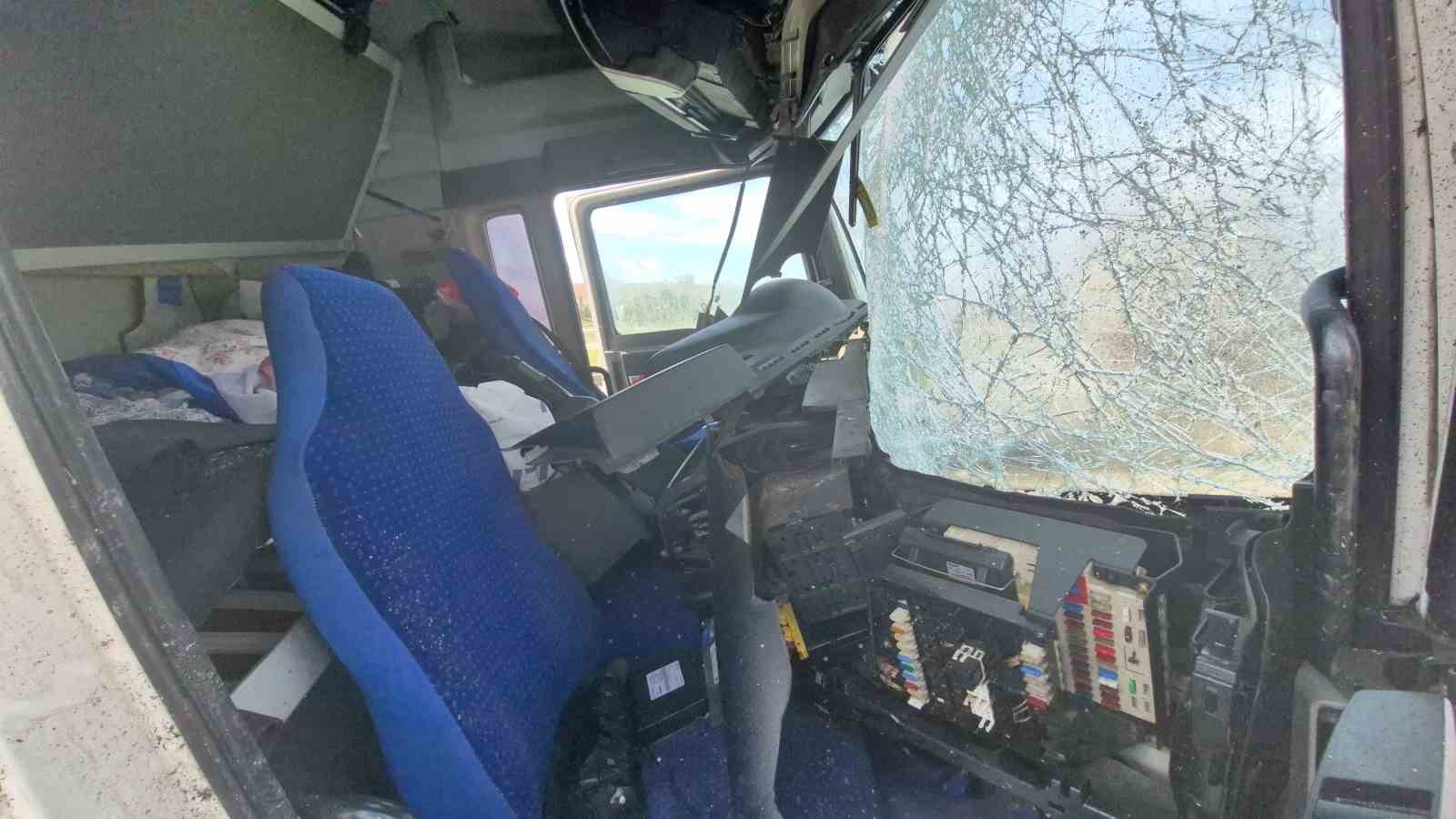 Yönlendirme tabelasına çarpan tırın ön kabini koptu: 1 yaralı
