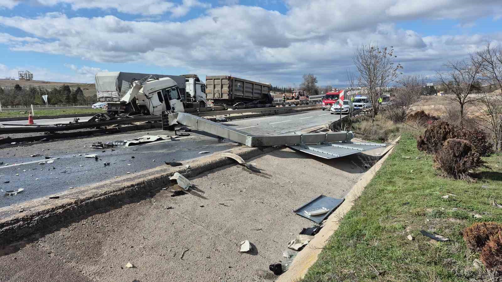 Yönlendirme tabelasına çarpan tırın ön kabini koptu: 1 yaralı
