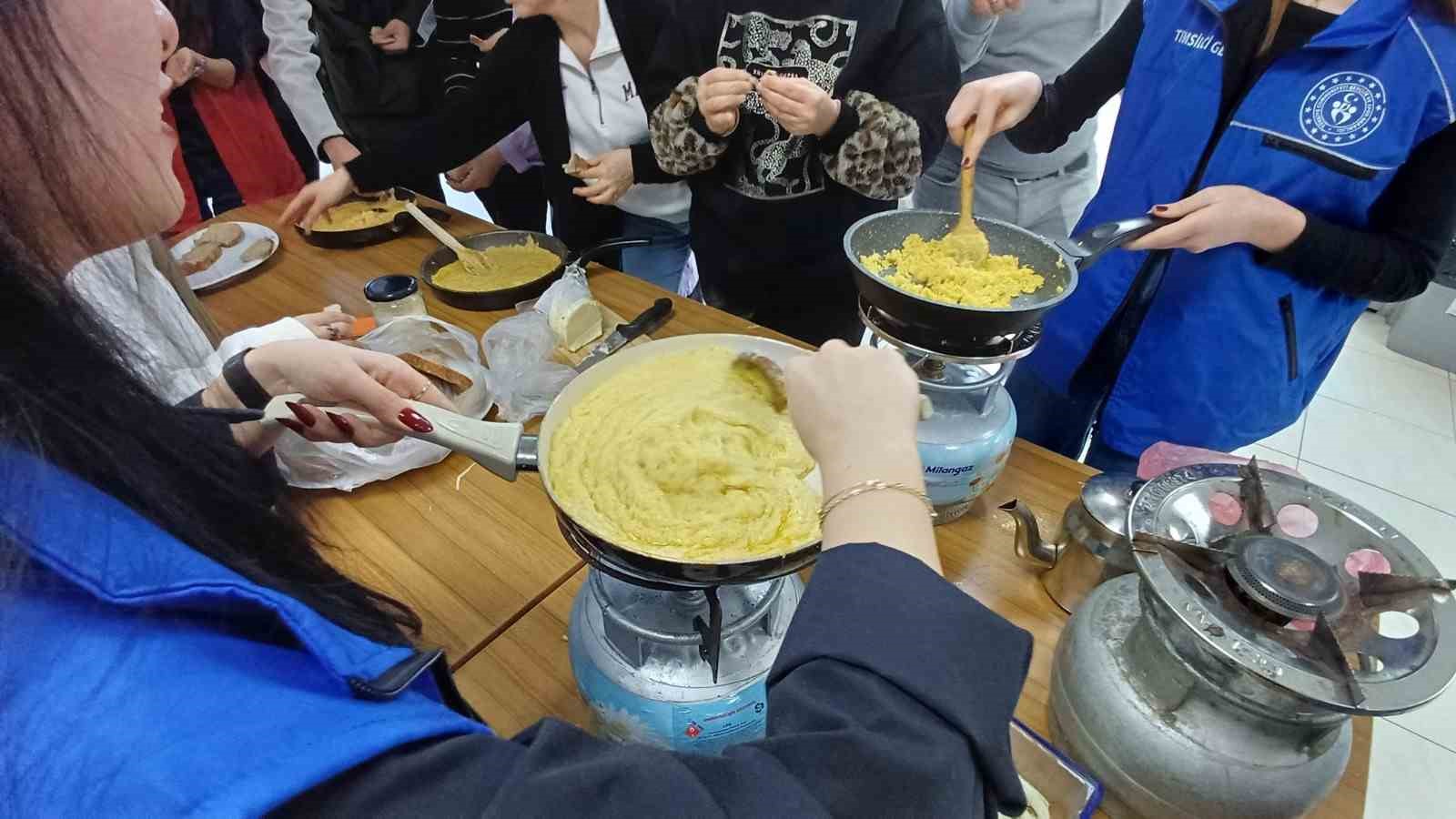 Yöresel lezzetler atölyesinde kuymak keyfi
