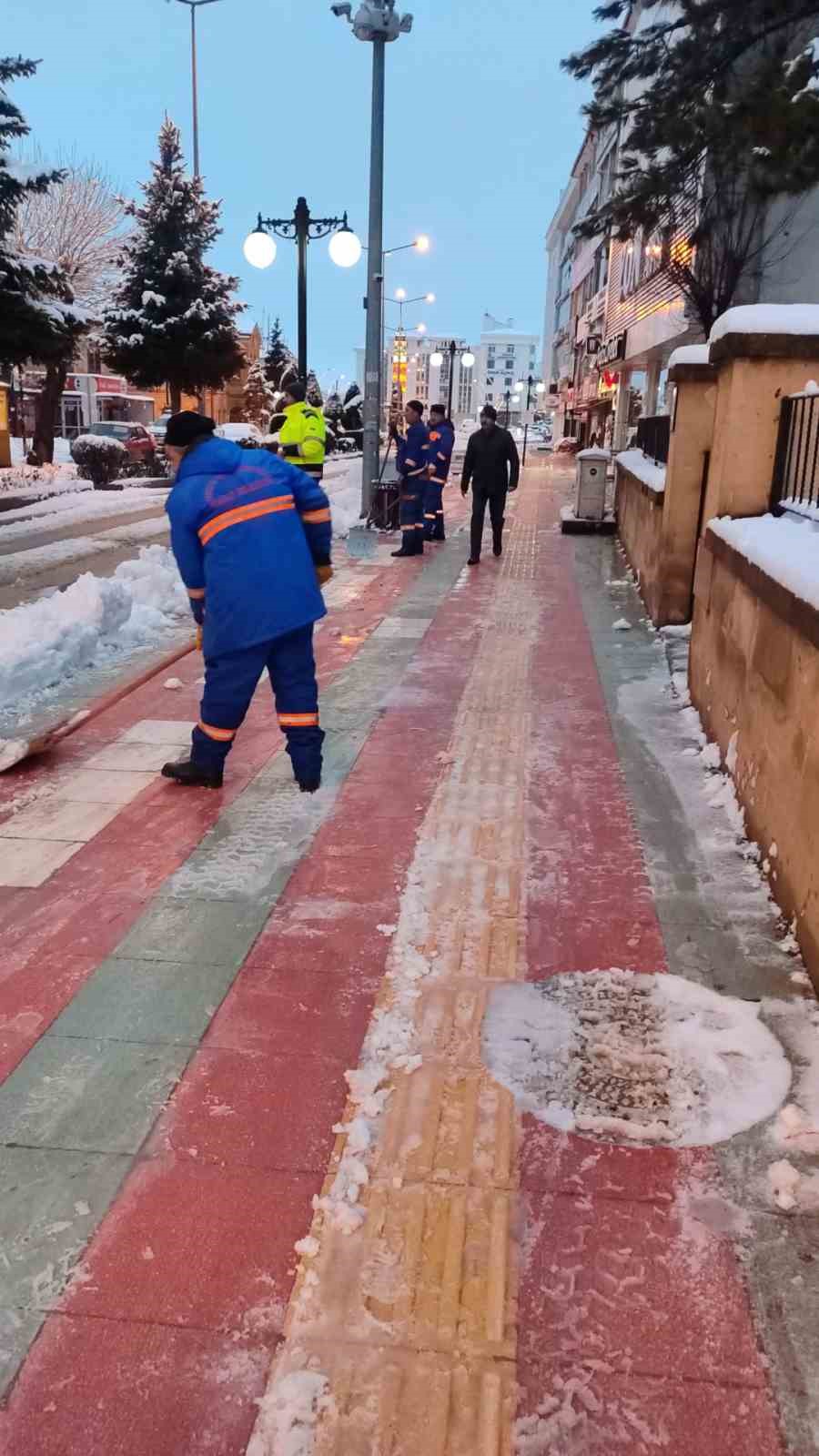 Yozgat beyaza büründü, belediye ekipleri harekete geçti

