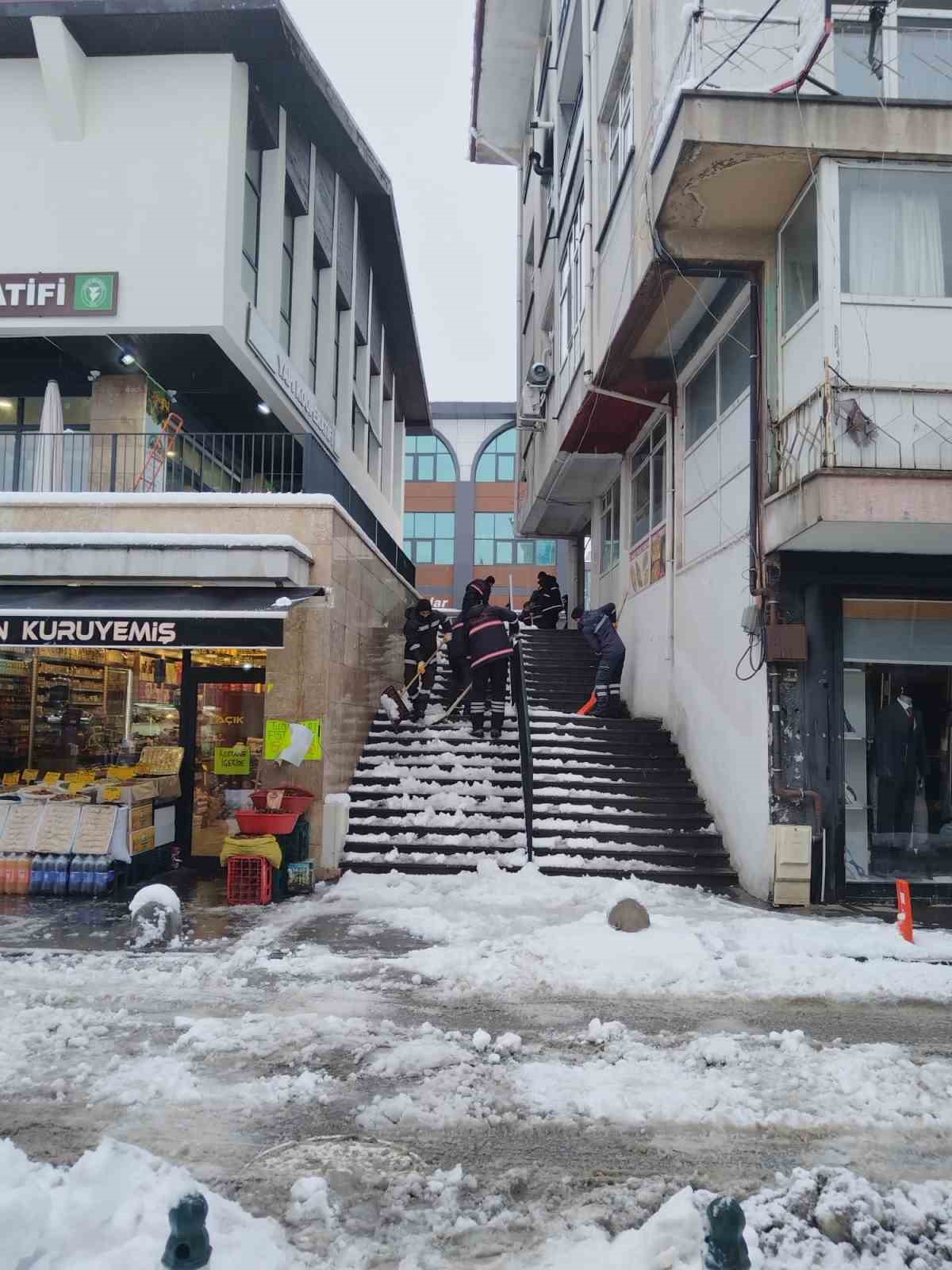 Yozgat beyaza büründü, belediye ekipleri harekete geçti
