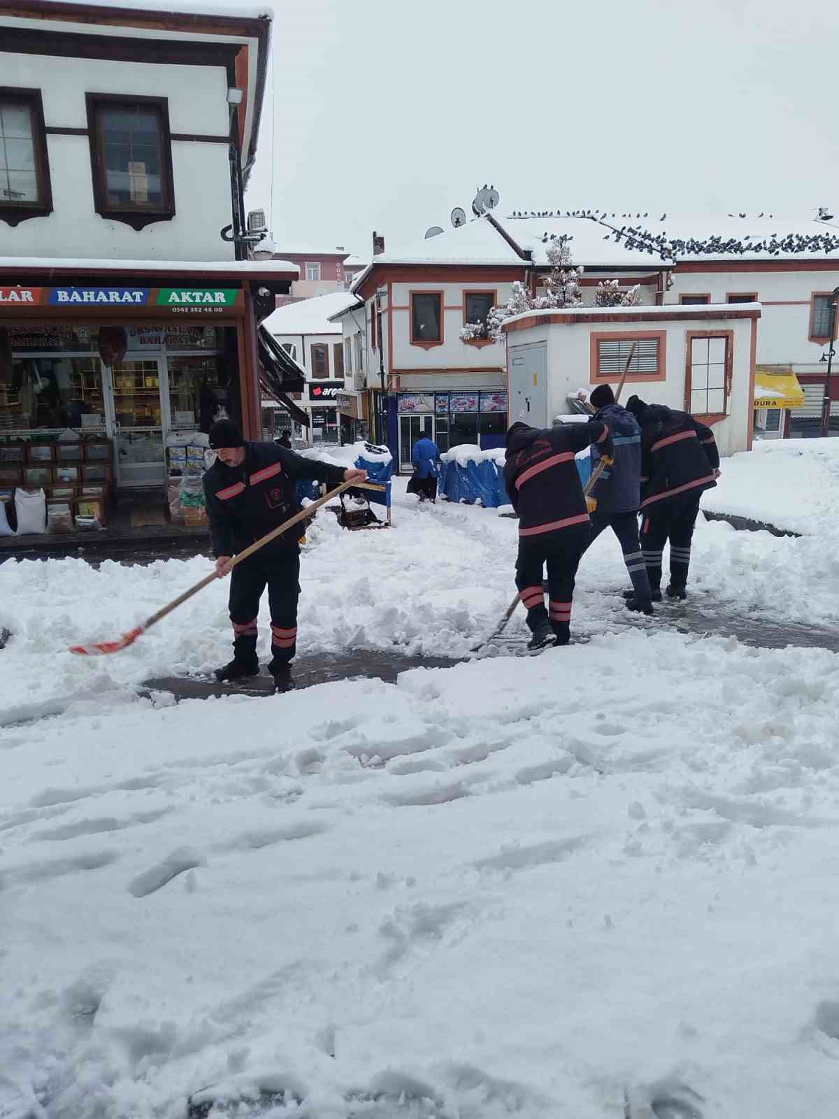 Yozgat beyaza büründü, belediye ekipleri harekete geçti
