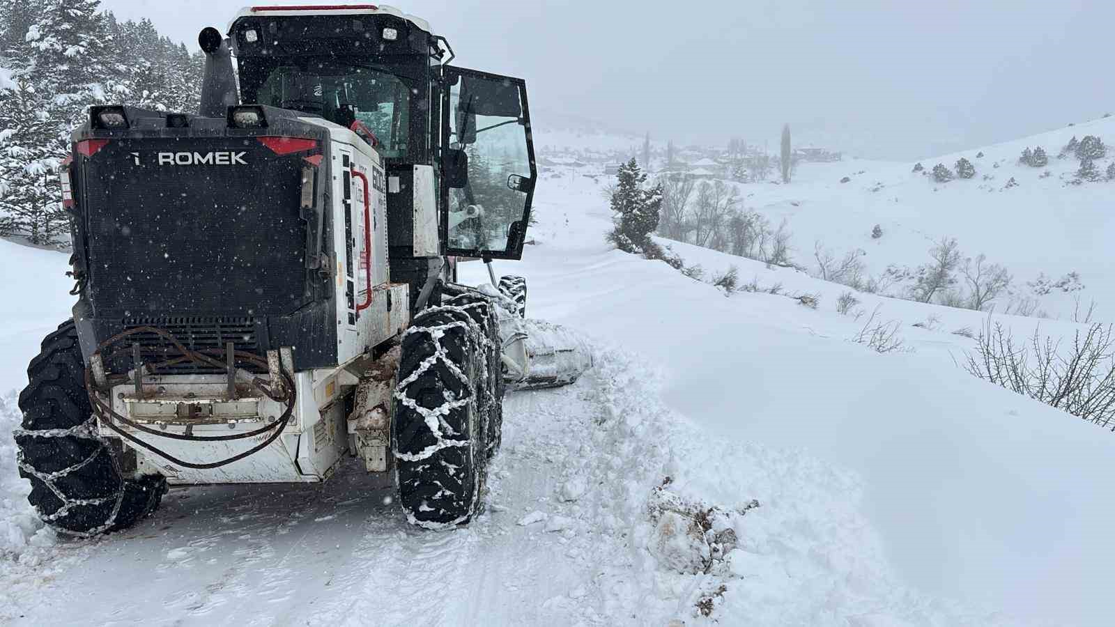Yozgat Özel İdare ekipleri karla mücadeleyi sürdürüyor
