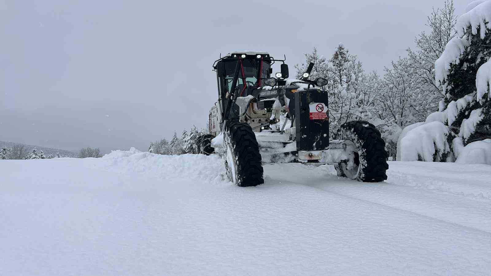 Yozgat Özel İdare ekipleri karla mücadeleyi sürdürüyor
