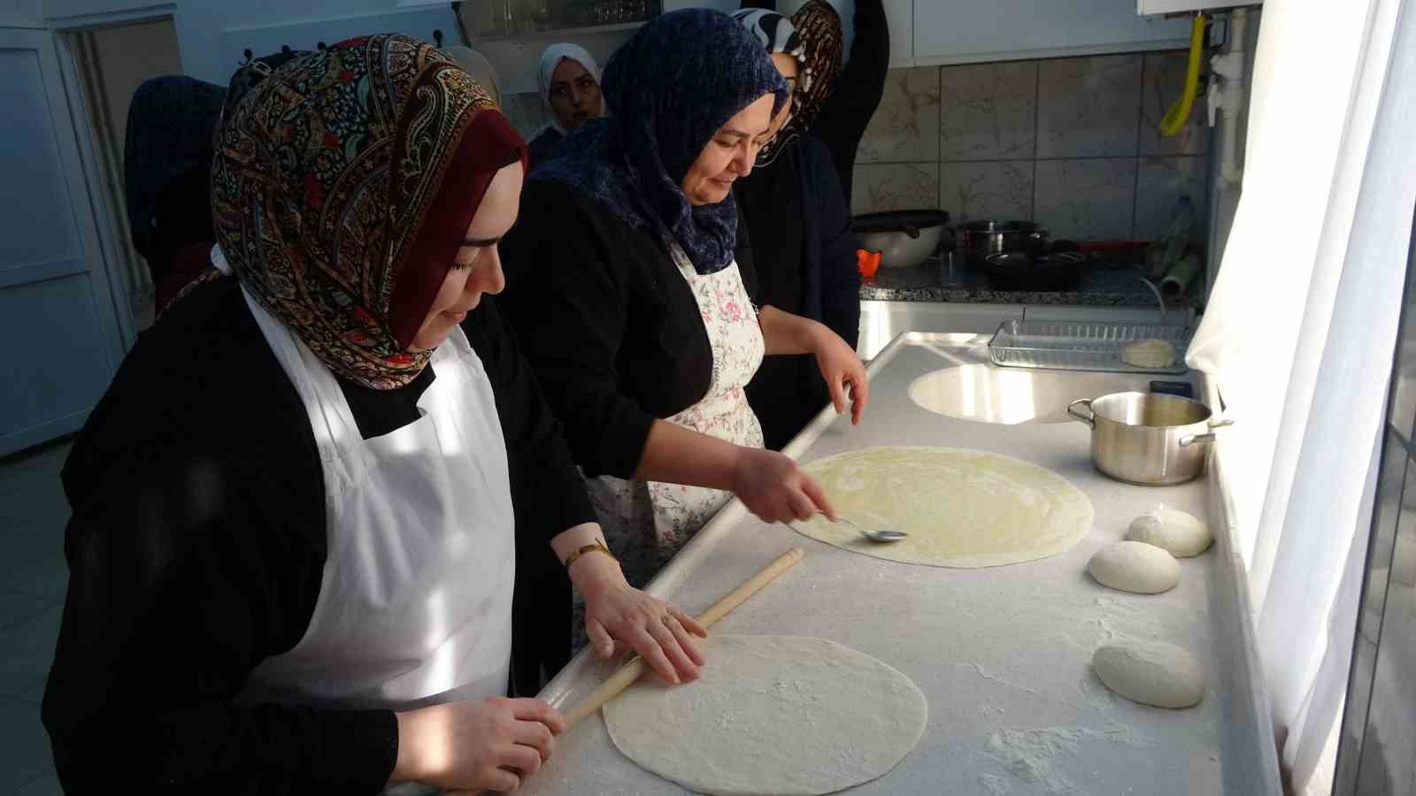 Yozgatlı kadınlar aldıkları eğitimle sofraları donatıyor
Yozgatlı kadınlar aldıkları eğitimle sofraları donatıyor