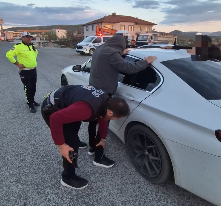 Yozgat’ta 2 şüphelinin üzerinde asırlık 3 tabanca ele geçirildi
