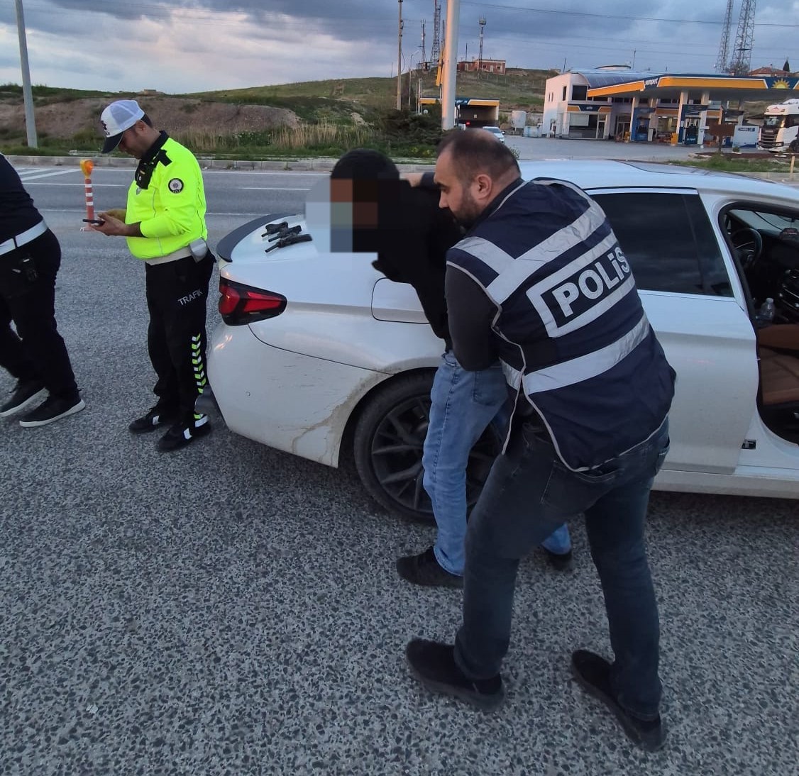 Yozgat’ta 2 şüphelinin üzerinde asırlık 3 tabanca ele geçirildi
