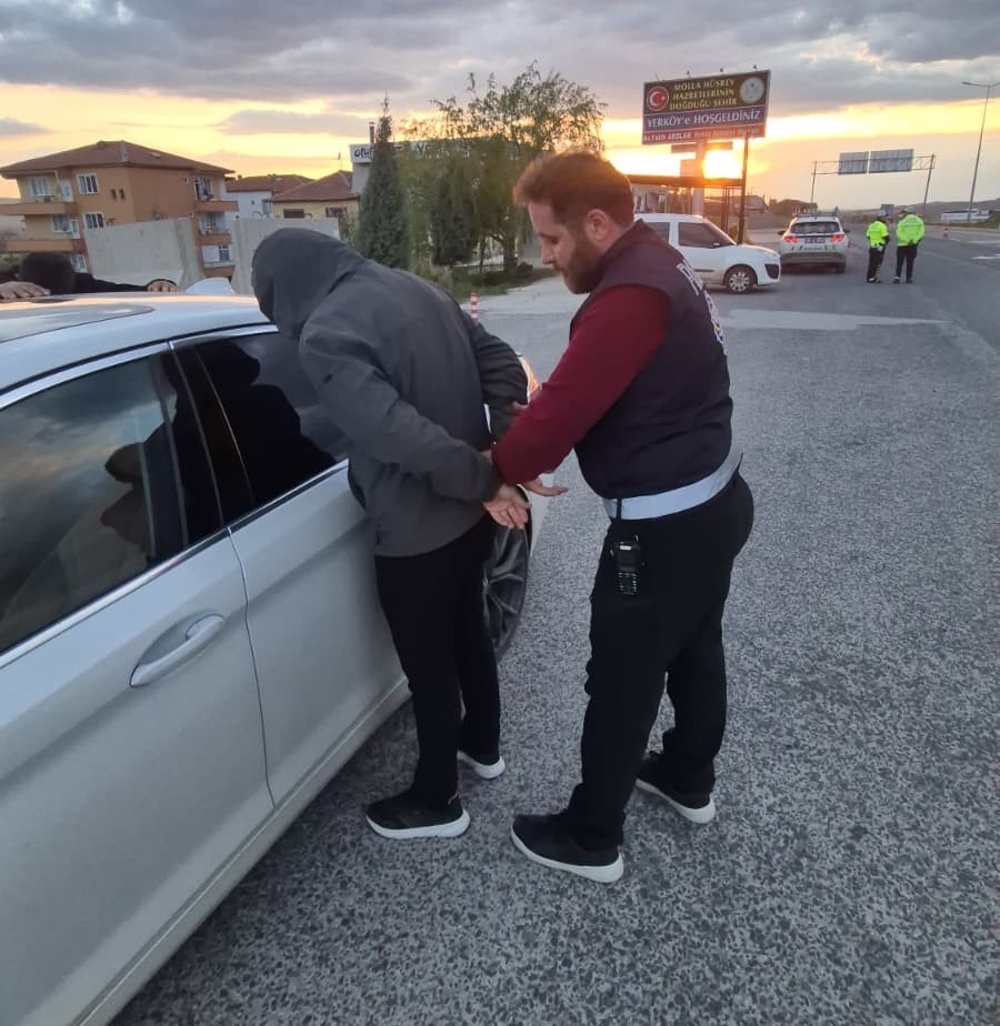 Yozgat’ta 2 şüphelinin üzerinde asırlık 3 tabanca ele geçirildi
