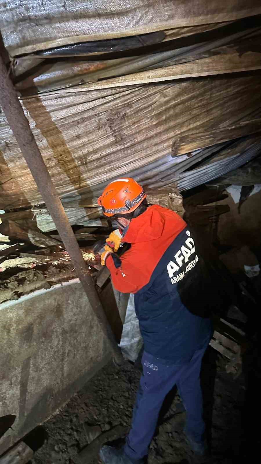 Yozgat’ta ahır çöktü, hayvanlar AFAD’ın yardımıyla kurtarıldı
