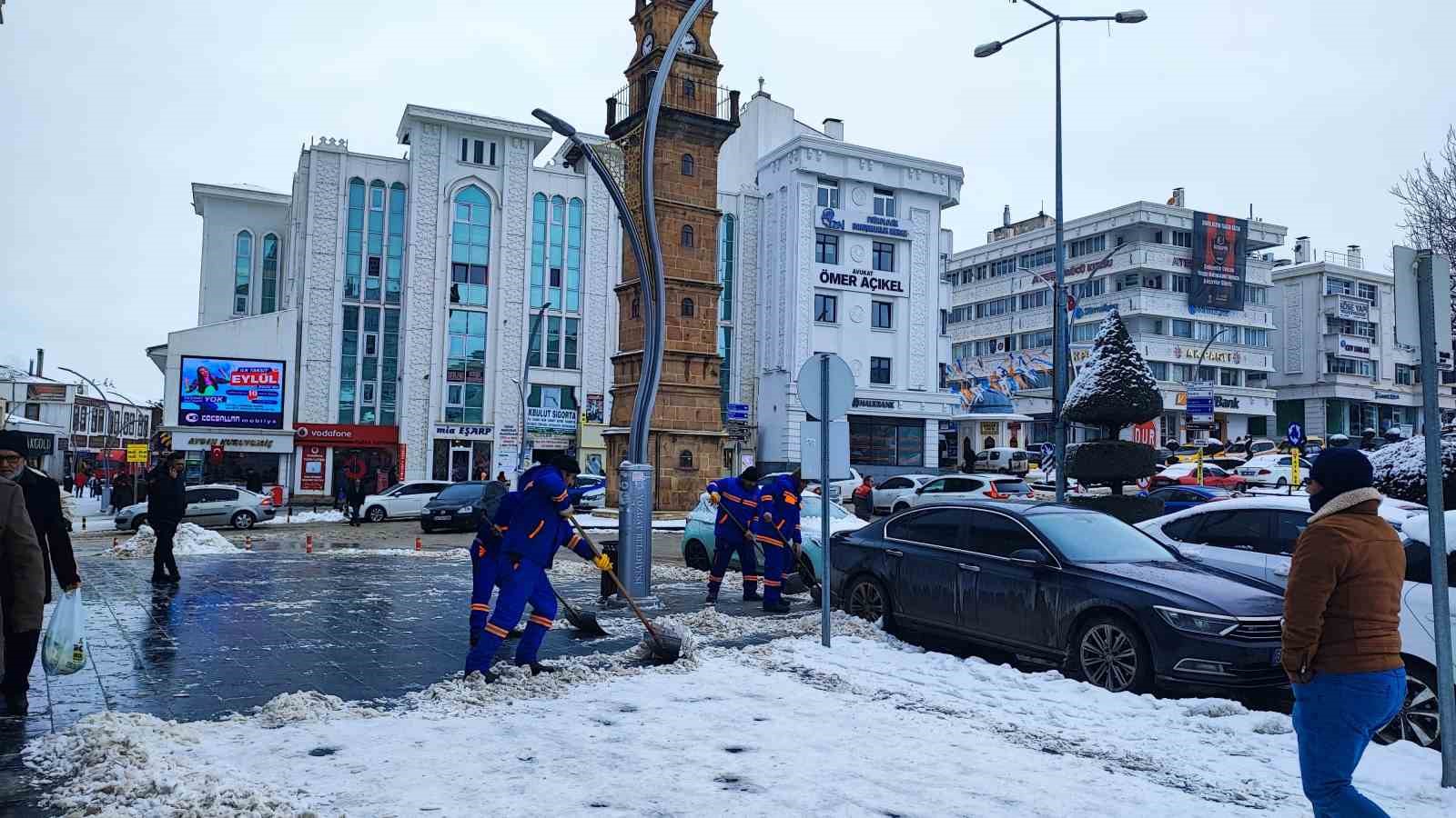 Yozgat’ta kar bereketi: Hem doğa sevindi hem çocuklar

