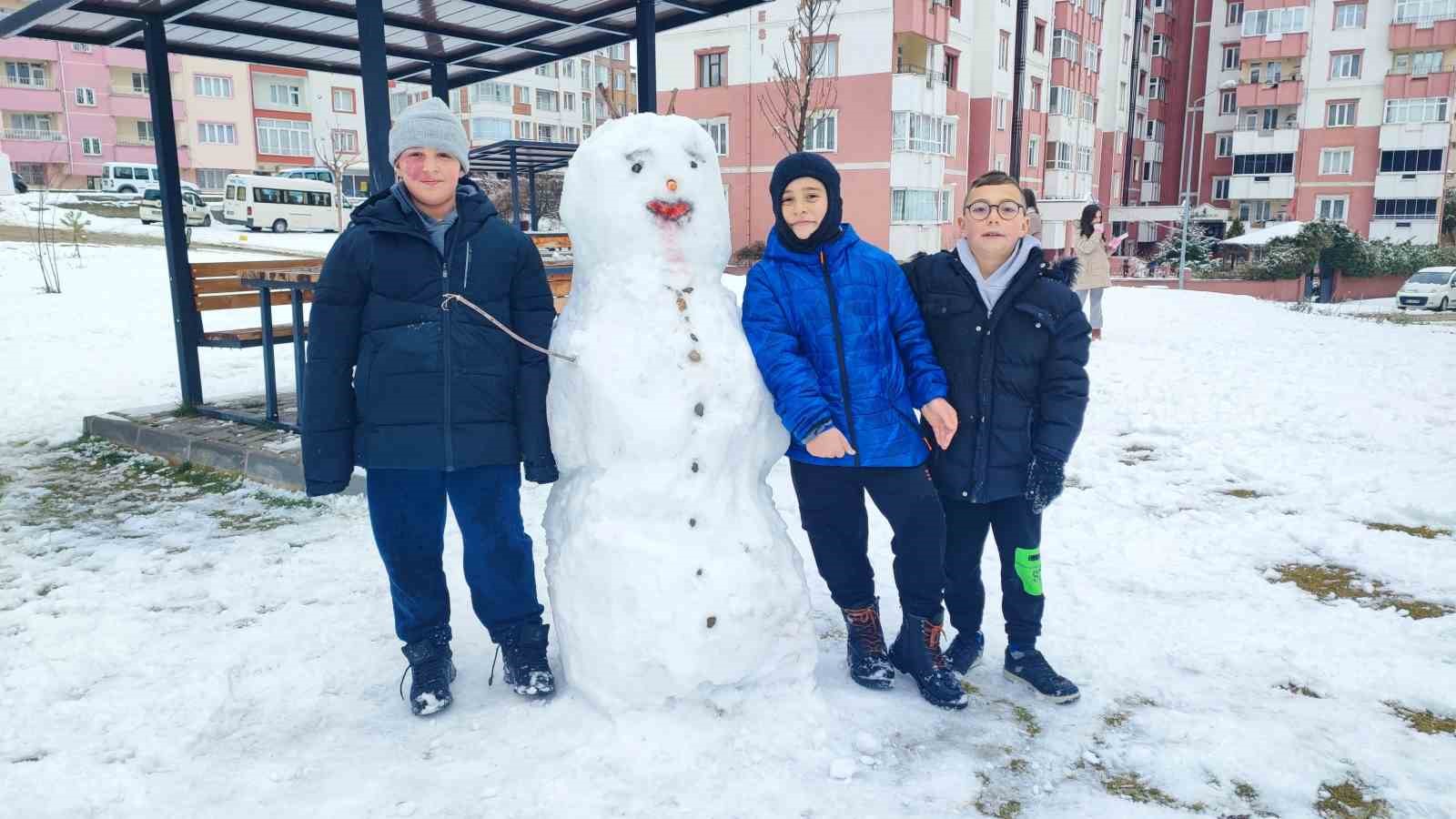 Yozgat’ta kar bereketi: Hem doğa sevindi hem çocuklar
