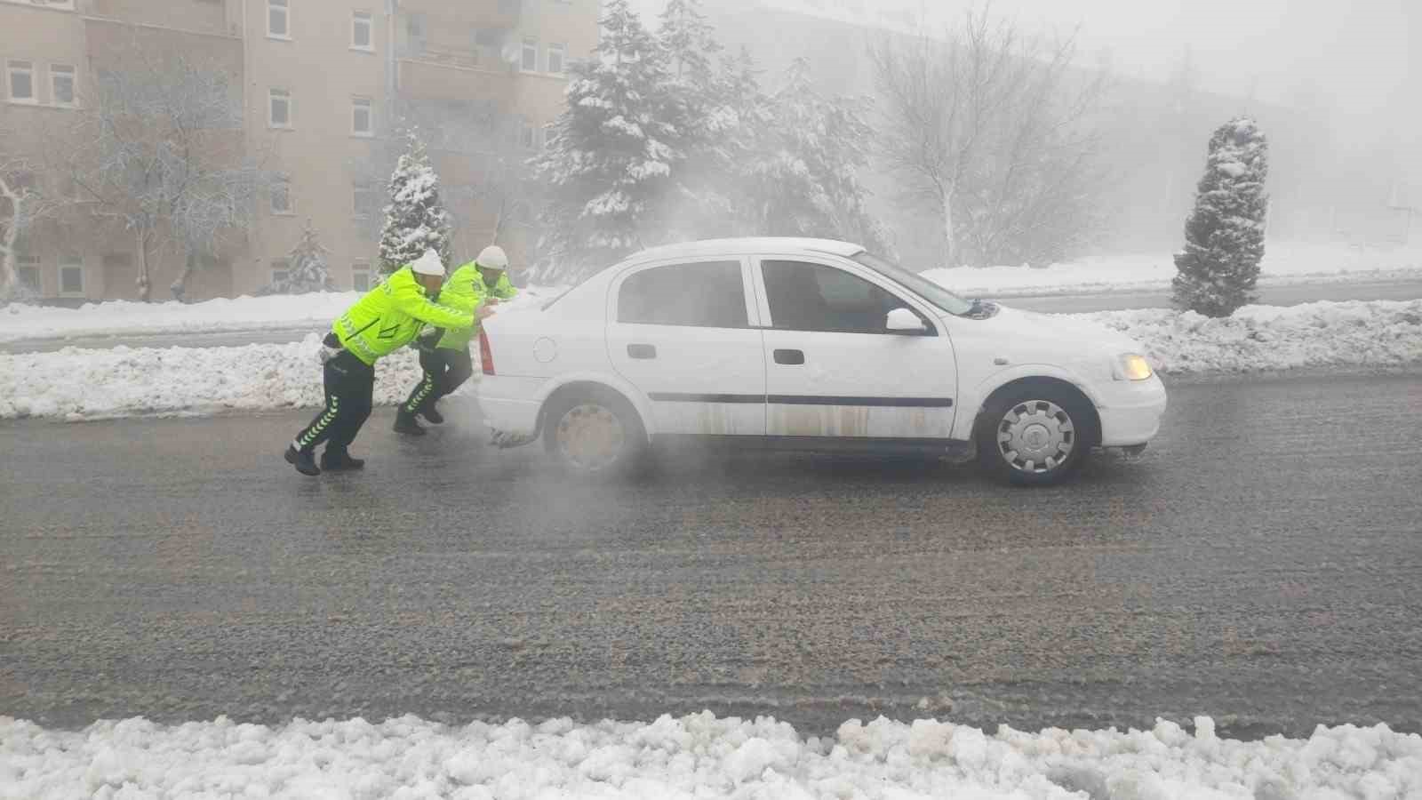 Yozgat’ta kar yağışı ve sis sürücülere zor anlar yaşattı
