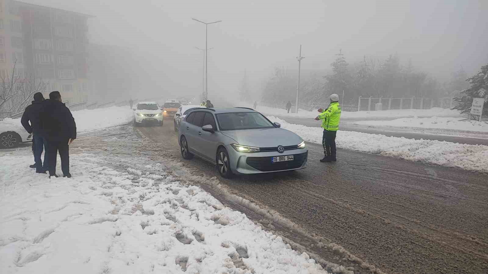 Yozgat’ta kar yağışı ve sis sürücülere zor anlar yaşattı

