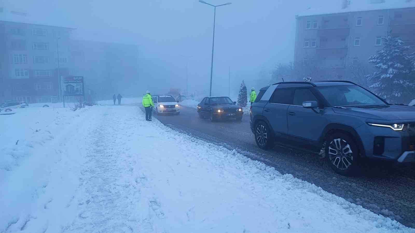 Yozgat’ta kar yağışı ve sis sürücülere zor anlar yaşattı
