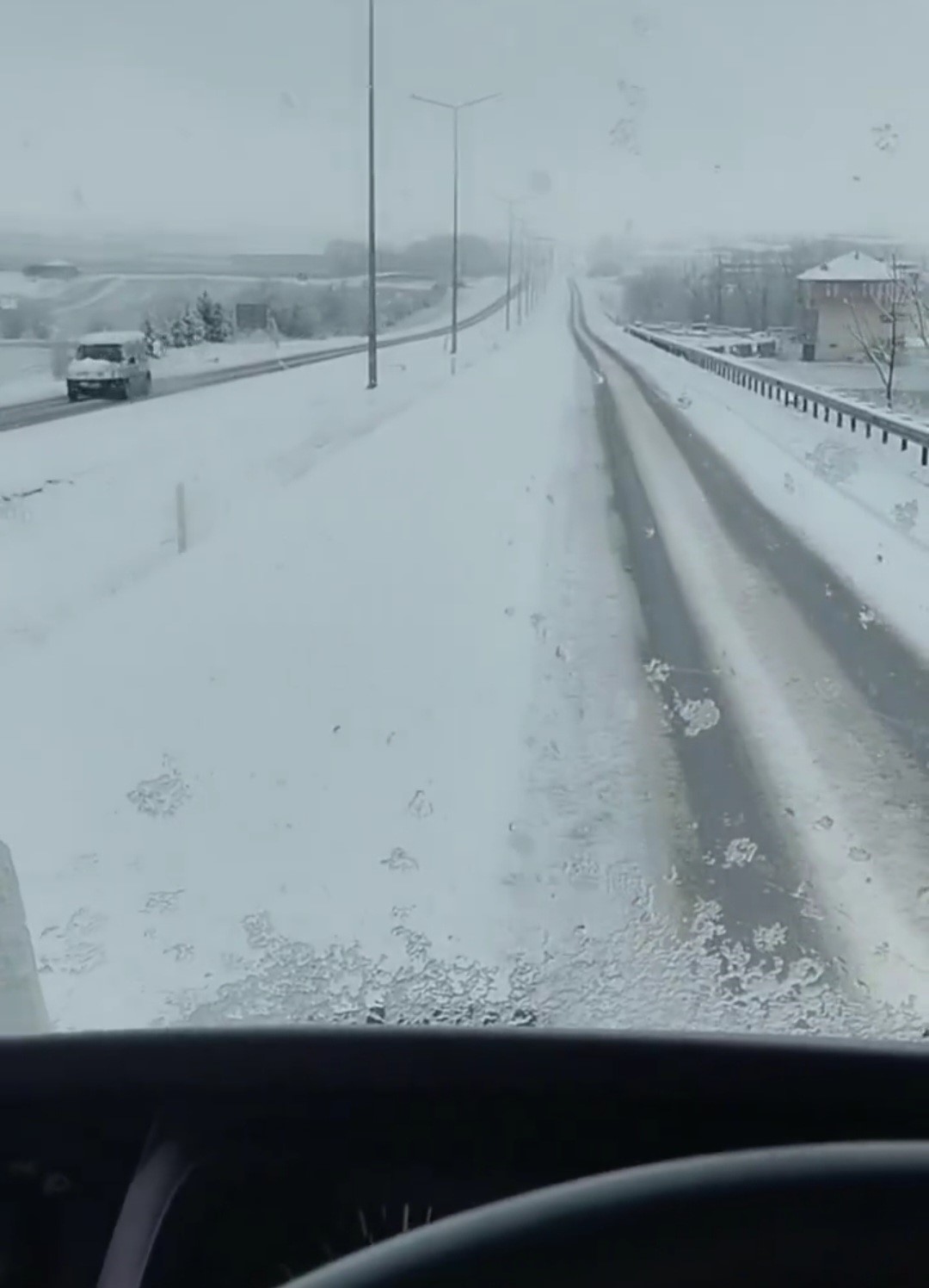 Yozgat’ta karayolları ekipleri kar mesaisinde
