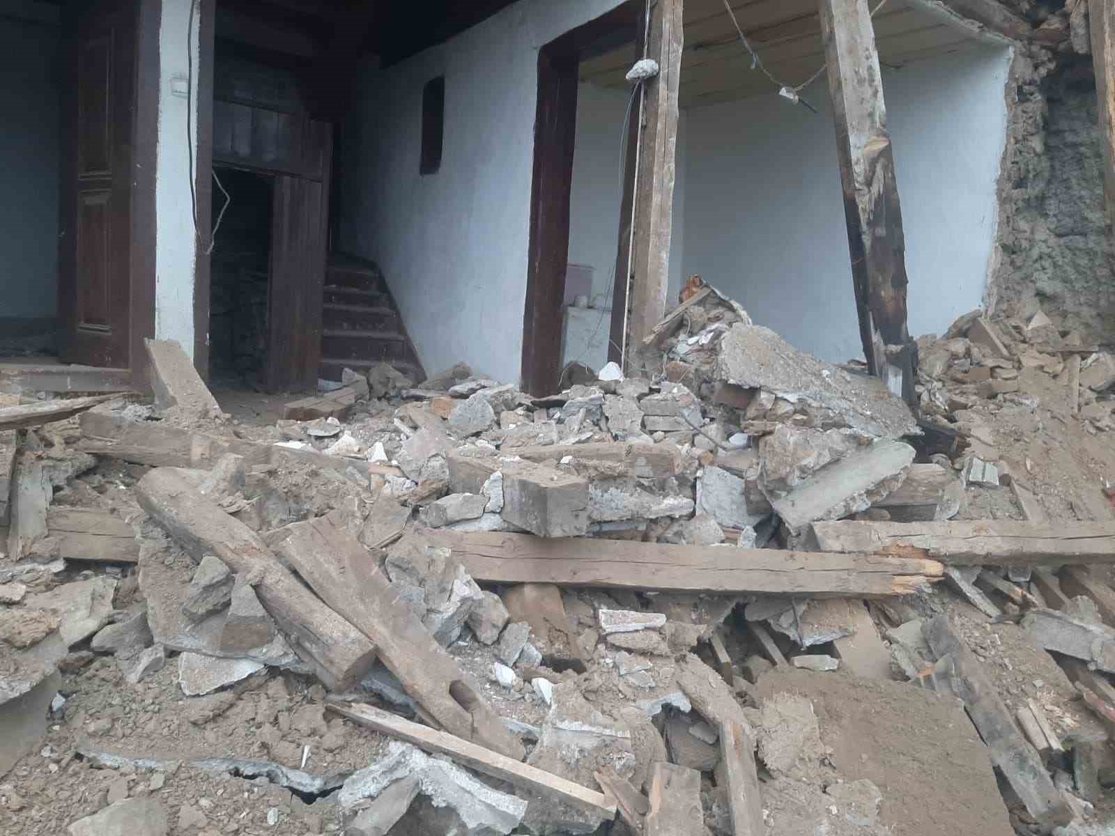 Yozgat’ta metruk konak, yağışın etkisiyle çöktü
