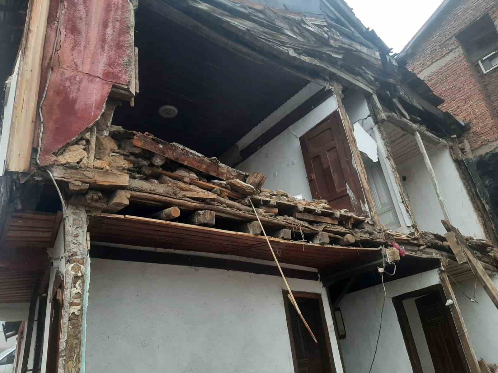 Yozgat’ta metruk konak, yağışın etkisiyle çöktü
