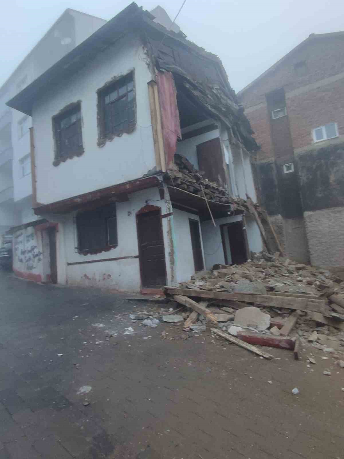Yozgat’ta metruk konak, yağışın etkisiyle çöktü
