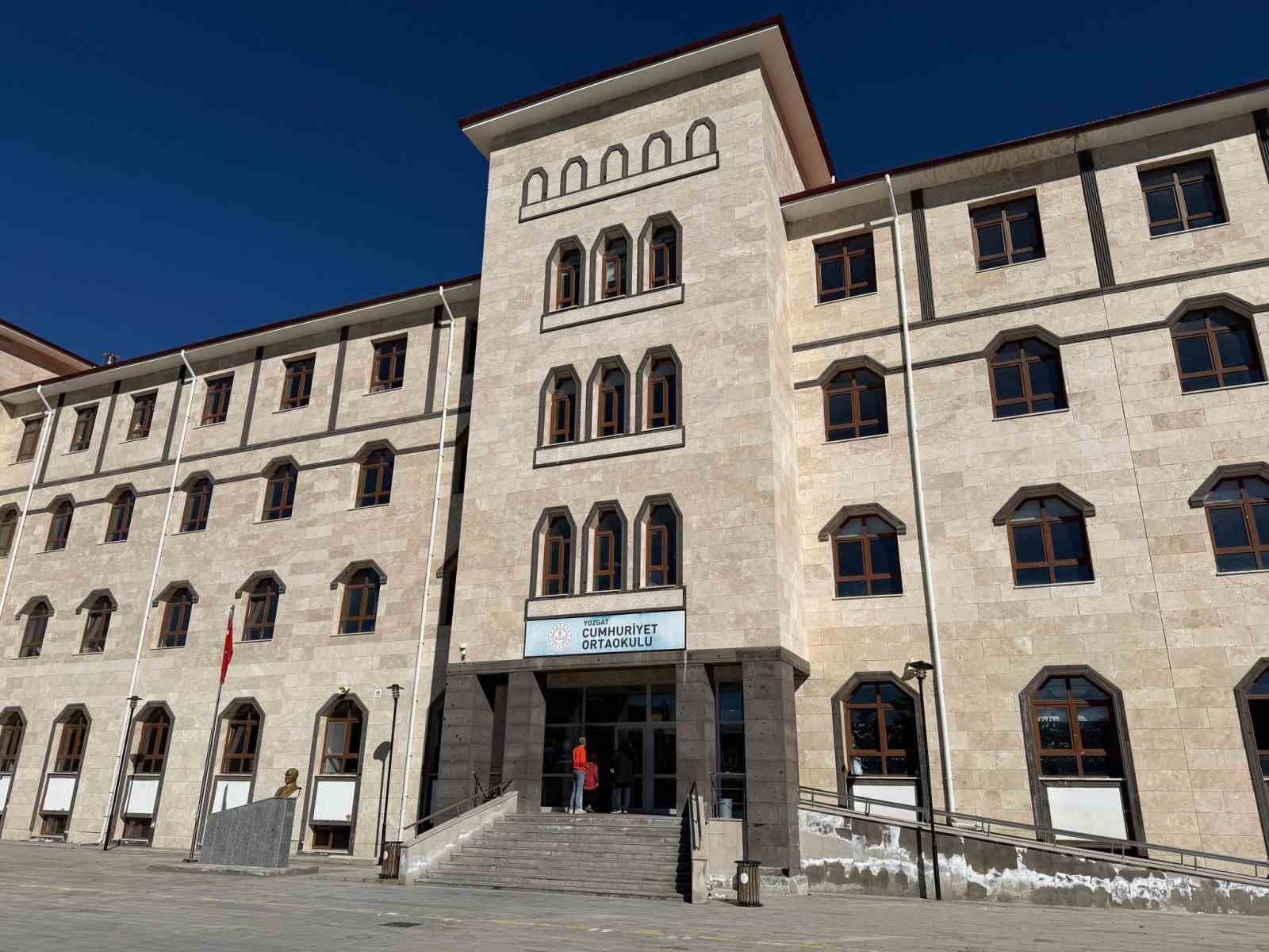 Yozgat’ta öğrenci yakını, okul müdürünü darbetti
