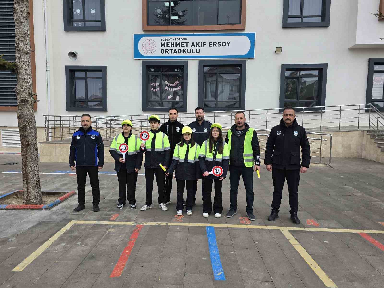 Yozgat’ta öğrenciler trafiğe yön verdi
