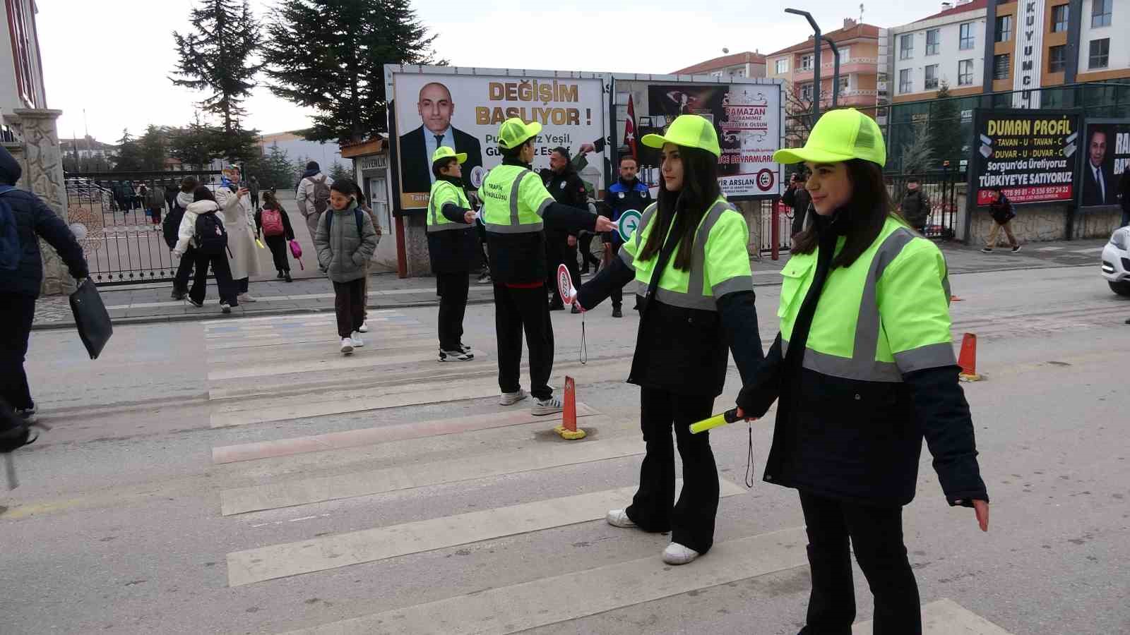 Yozgat’ta öğrenciler trafiğe yön verdi
