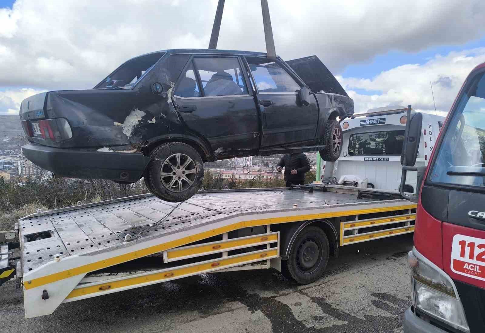 Yozgat’ta otomobil mezarlığa uçtu: 2 yaralı
