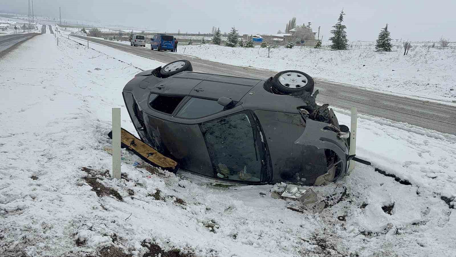 Yozgat’ta otomobil yan yattı: 4 yaralı
