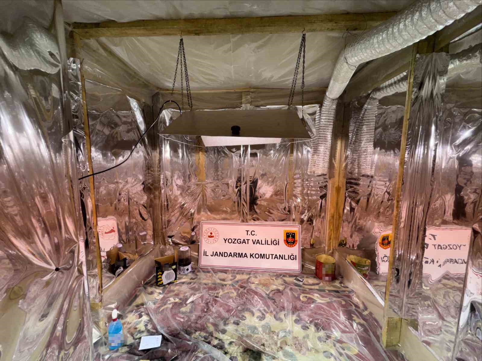 Yozgat’ta uyuşturucu yetiştirme düzeneği ve uyuşturucu madde ele geçirildi
