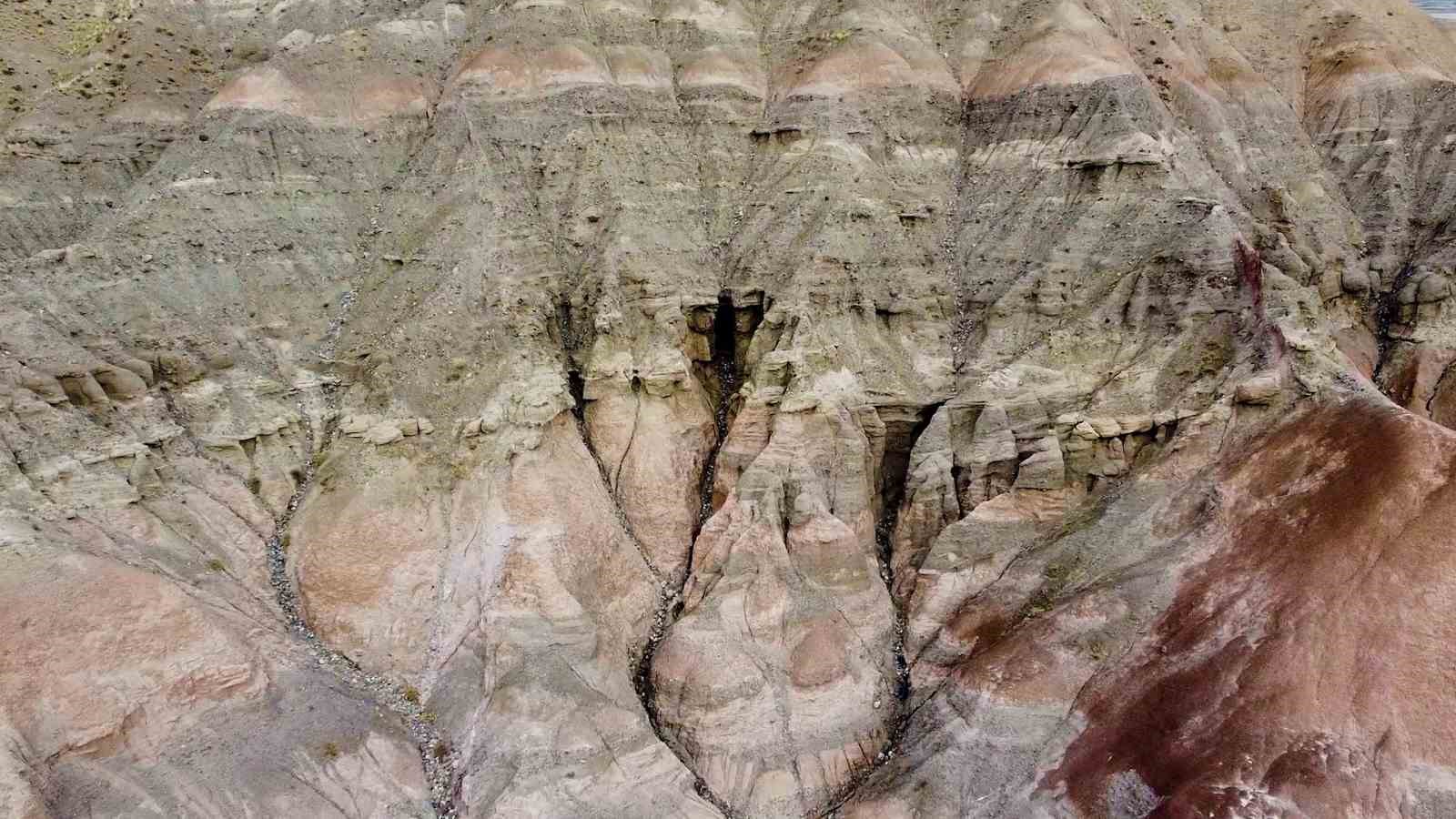 Yozgat’ta yağmur, kar ve rüzgarın şekillendirdiği tepe dron kamerasıyla görüntülendi
