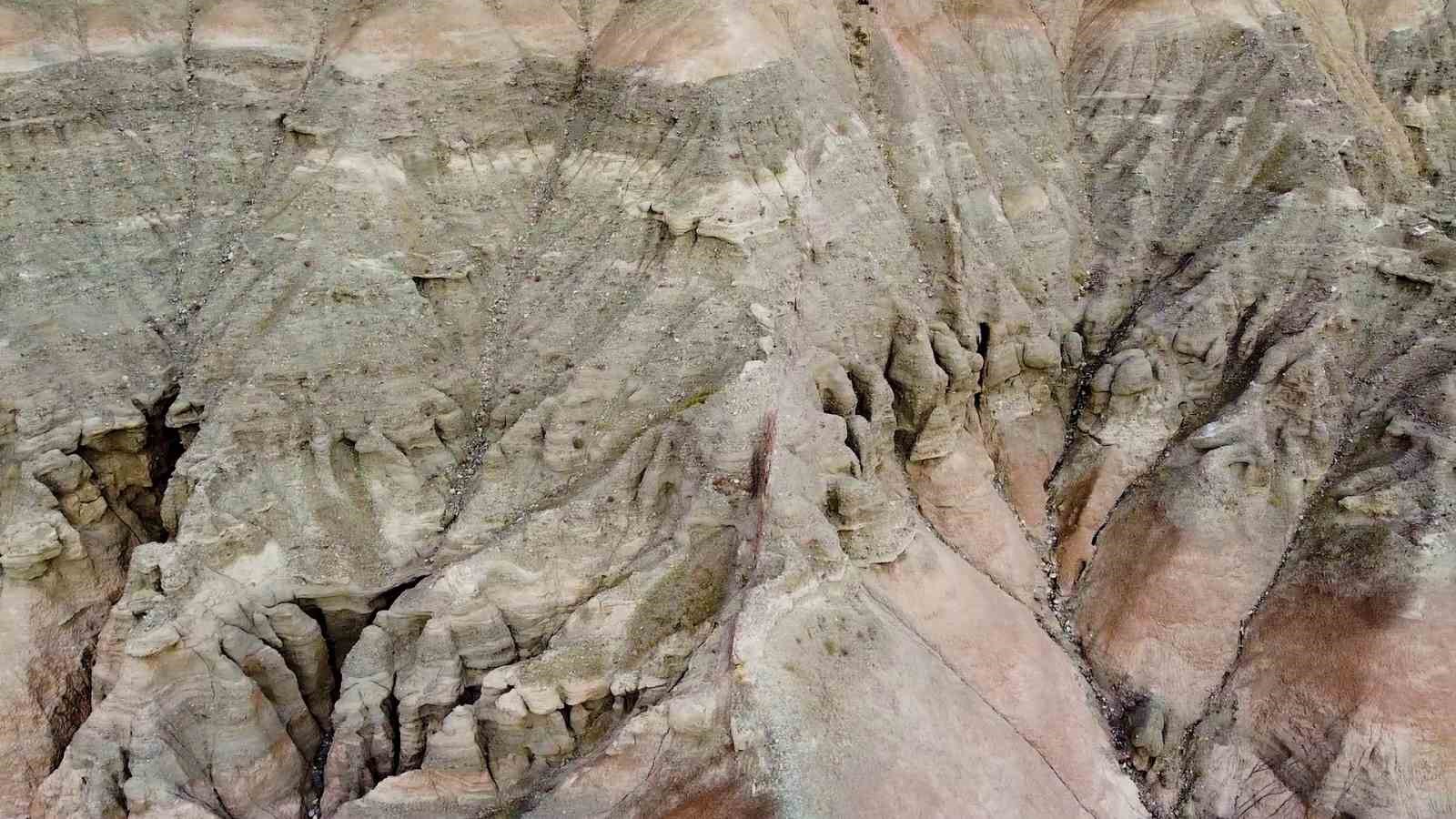 Yozgat’ta yağmur, kar ve rüzgarın şekillendirdiği tepe dron kamerasıyla görüntülendi
