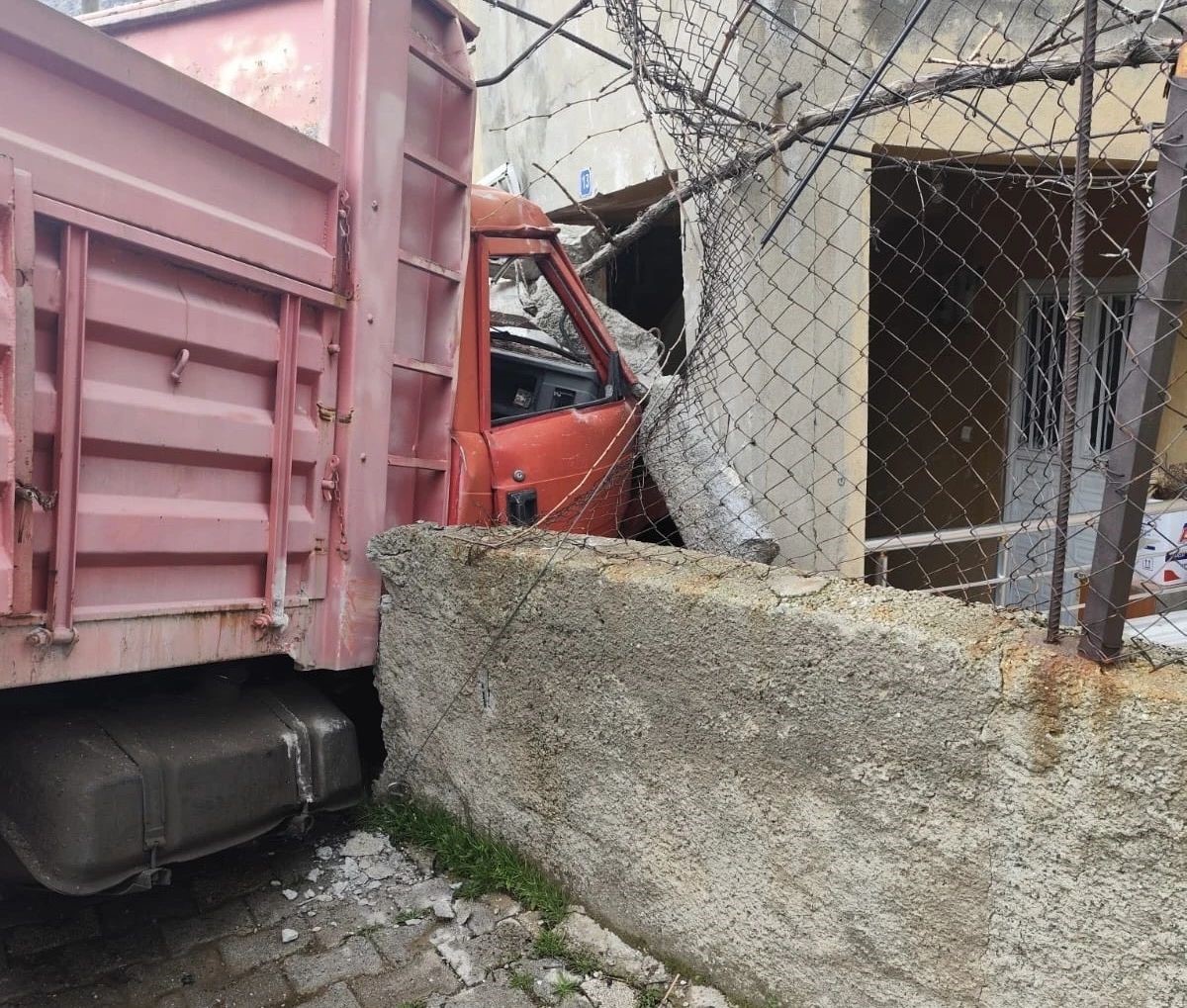 Yük kamyonu duvarı aşıp eve daldı
