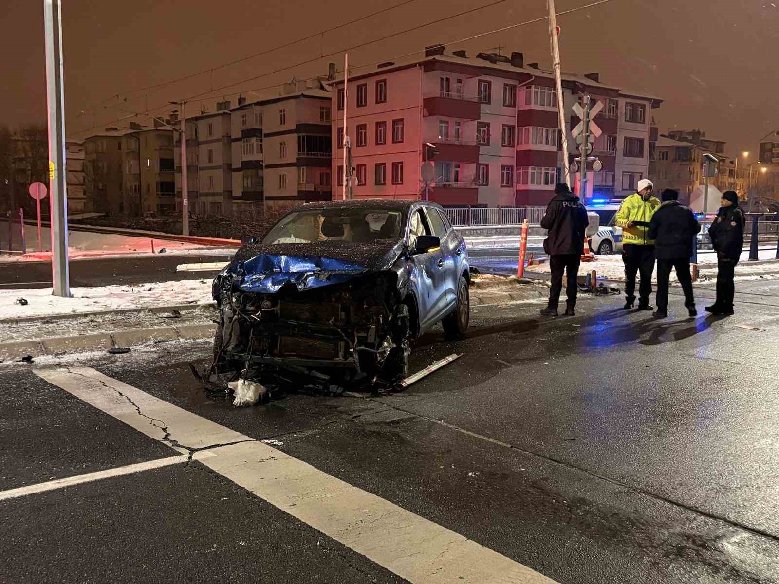 Yük treniyle çarpışan SUV aracın sürücüsü yara almadan kurtuldu
